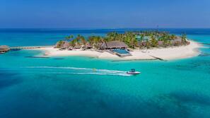 Plage, sable blanc, chaises longues, serviettes de plage