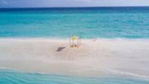 Plage, sable blanc, chaises longues, serviettes de plage