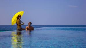 Piscine extérieure, parasols de plage