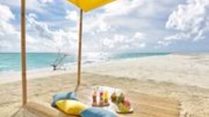 Plage, sable blanc, chaises longues, serviettes de plage