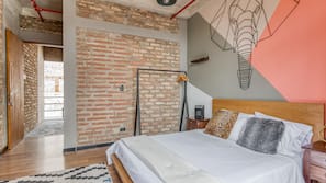 Free WiFi, linens