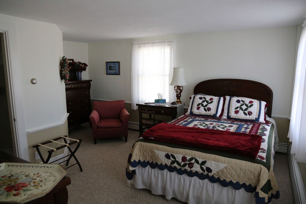 Pleasant Lake House Bed and Breakfast, Casco Room Prices & Reviews