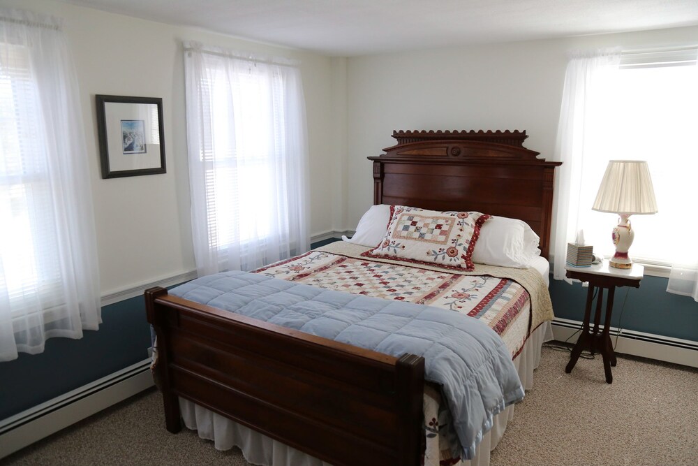 Pleasant Lake House Bed and Breakfast, Casco Room Prices & Reviews