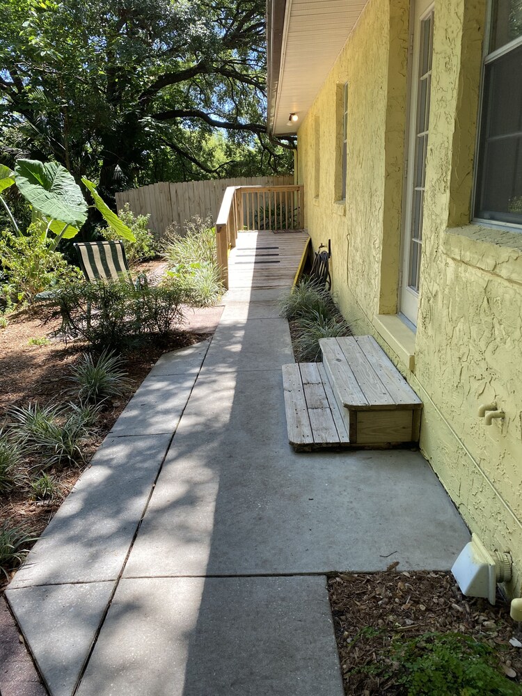 Quiet and peaceful yet walk to Charming Downtown MT. Dora