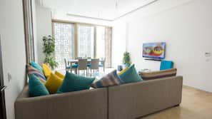 Flat-screen TV, fireplace