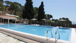 Piscina externa sazonal, guarda-sóis