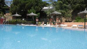 Piscina externa sazonal, guarda-sóis