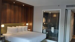 Minibar, desk, free WiFi