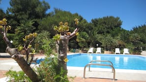 Piscina stagionale all'aperto, lettini