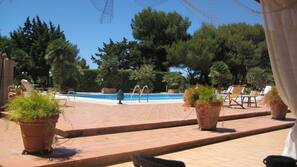 Piscina stagionale all'aperto, lettini