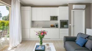 Großer Kühlschrank, Mikrowelle, Ofen, Herd