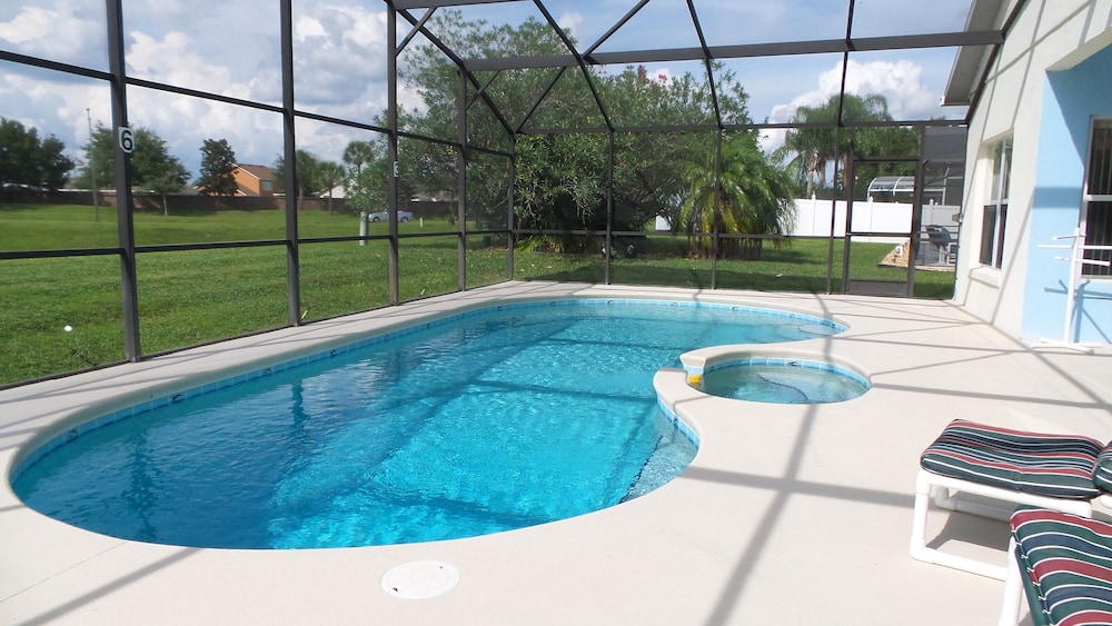 4 BR 3 BA, Secluded large HEATED Pool, Netflix WIFI AppleTV, gated