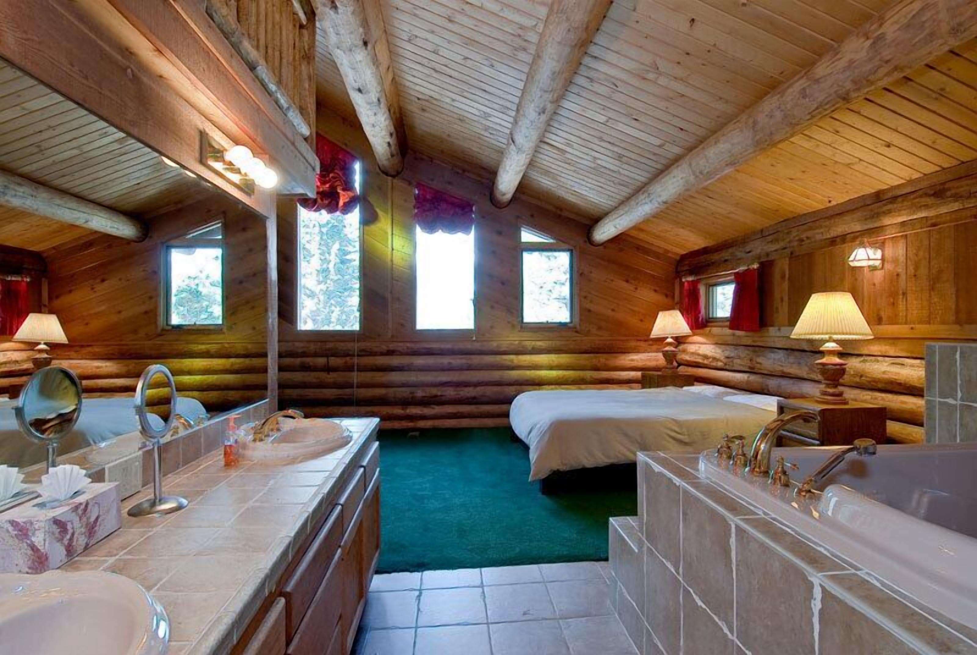 Yosemite Gateway Chalet With Outdoor Hydrotherapy Tub in June Lake, United States