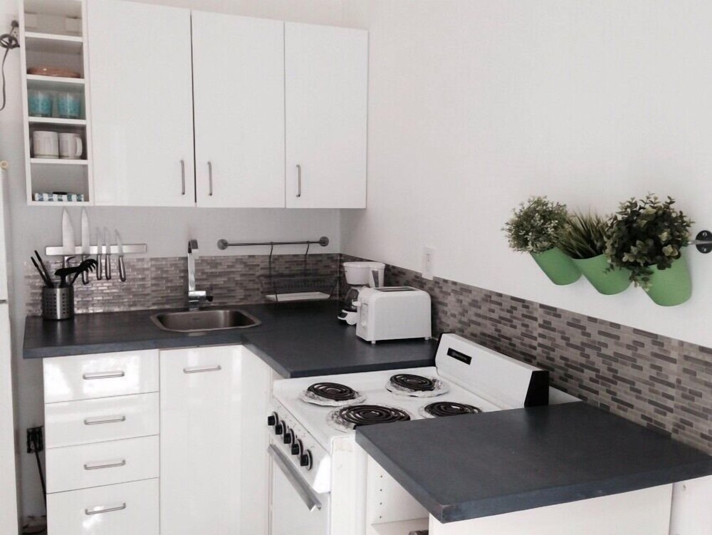 1 B/1B 700sqft Modern Guest House