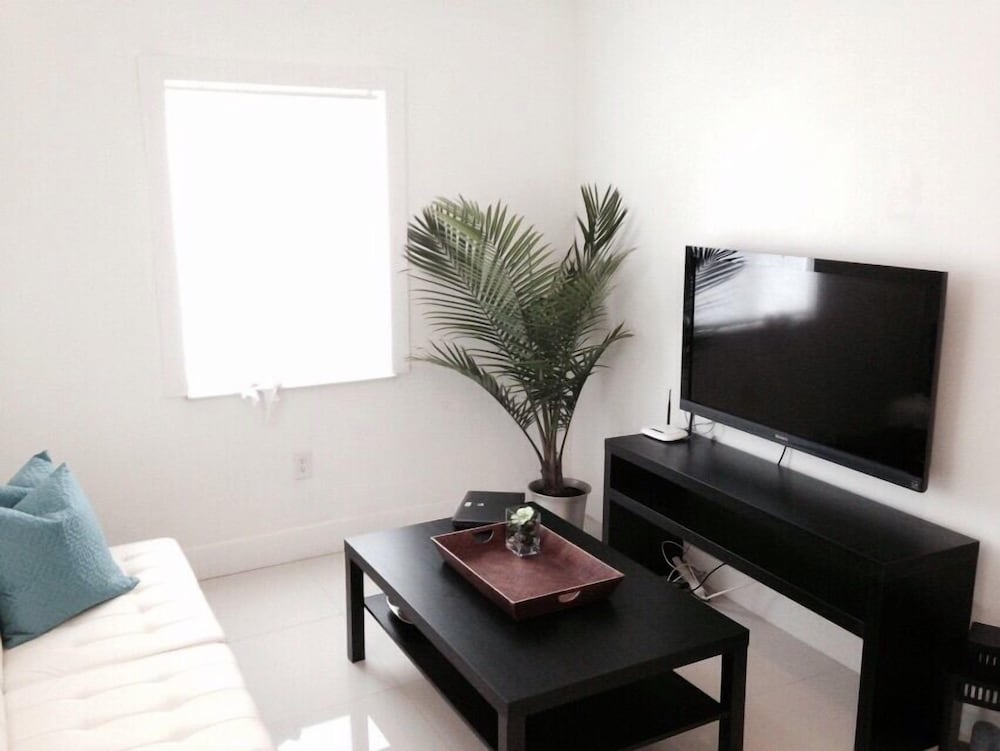 1 B/1B 700sqft Modern Guest House