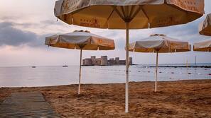 Privatstrand, Liegestühle, Sonnenschirme, Strandtücher