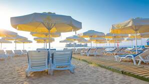 Privatstrand, Liegestühle, Sonnenschirme, Strandtücher