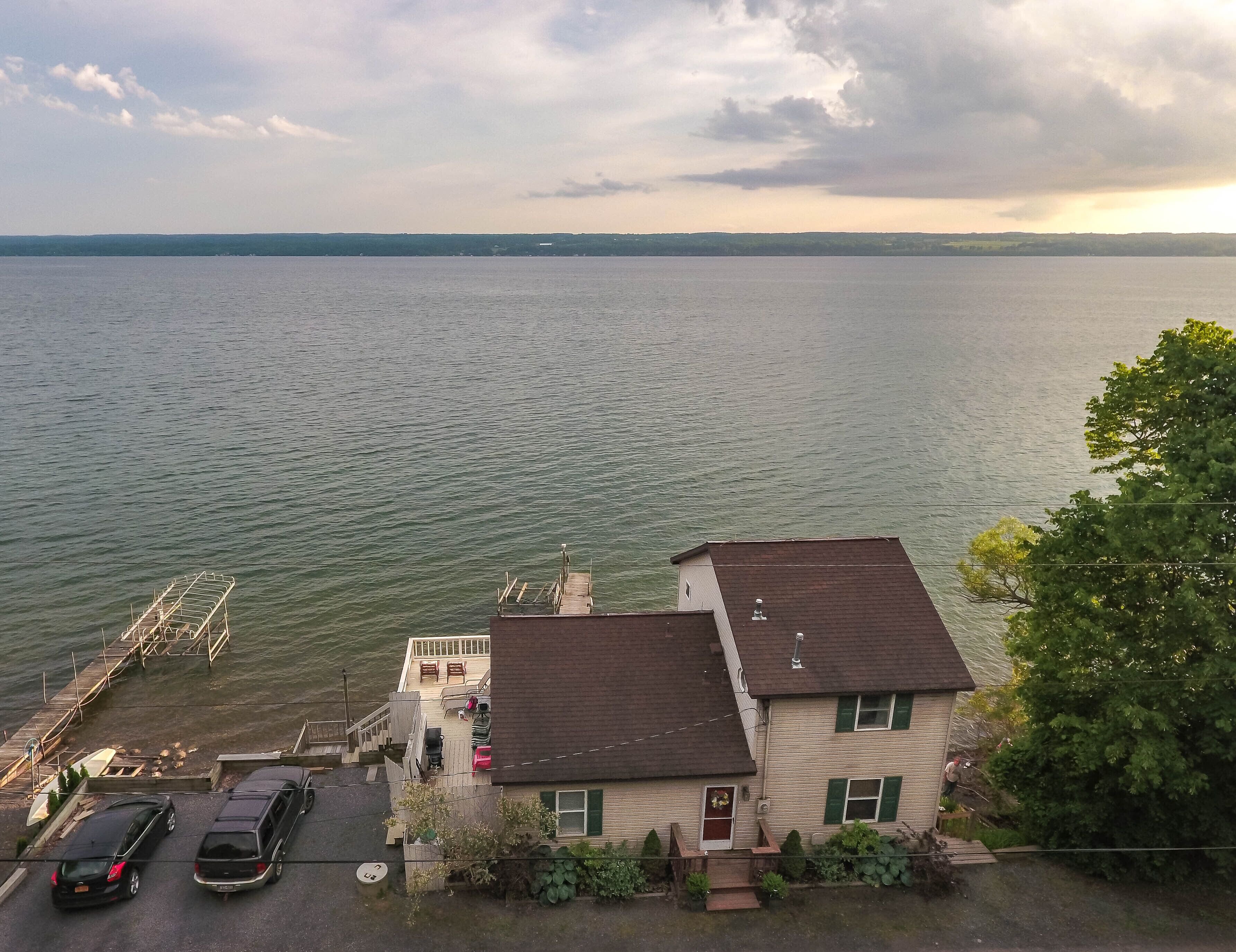 Cayuga Lake: Lakefront Cottage With Dock, Boat Lifts & Ample Parking in Aurora, United States
