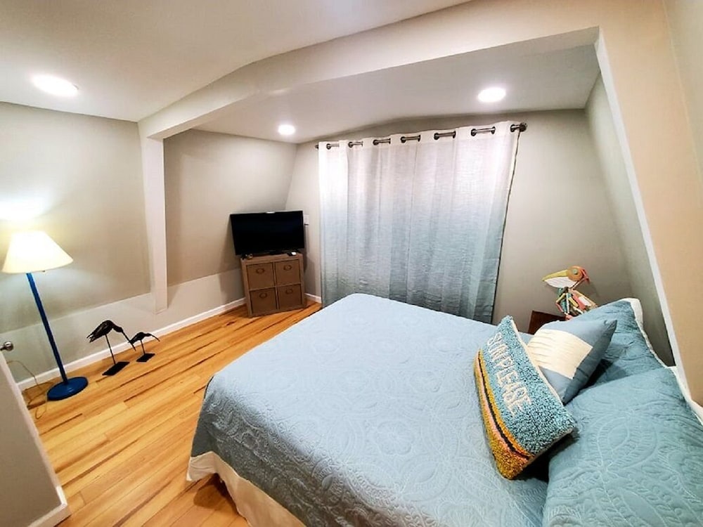 3 Day weekends open. sleeps 6 , Golf cart rentals . Visit the Al