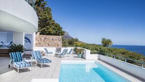 Piscine extérieure, parasols de plage, chaises longues
