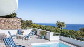 Piscine extérieure, parasols de plage, chaises longues