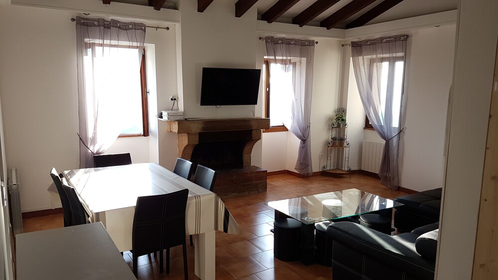 Living room, 2 to 8P - Appart. 4 Rooms - 82m² - Sartène - South Corsica