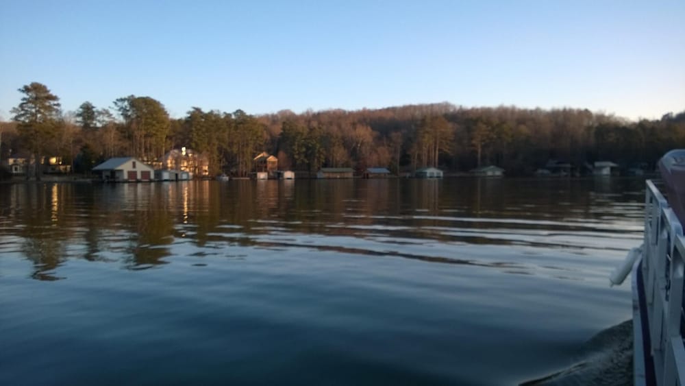 Charming lakefront cabin nestled in the Mountain Lakes region of north