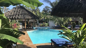 2 piscines extérieures, parasols de plage, chaises longues
