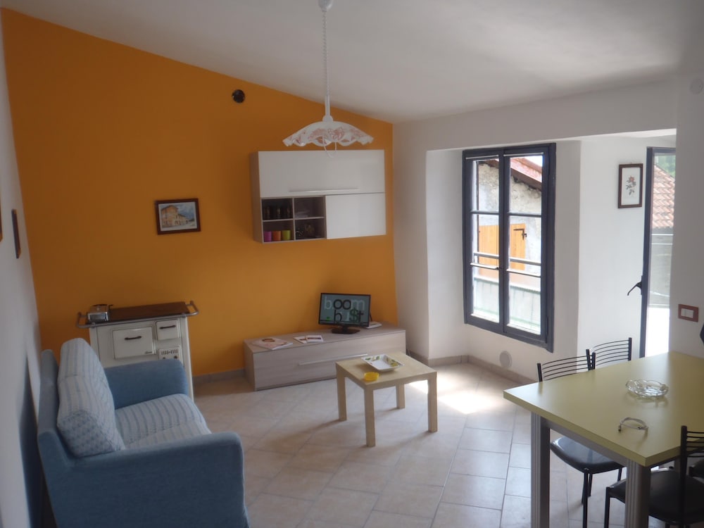 Two Rooms in the Historic Center With wi. fi. Free in Plesio, Italy