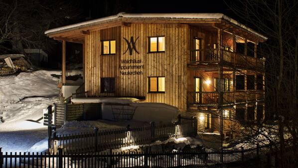 Fassade der Unterkunft – Abend/Nacht