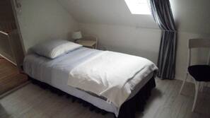 2 bedrooms, iron/ironing board, WiFi, linens