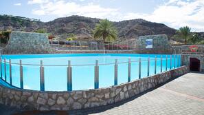 2 piscinas al aire libre, cabañas de piscina gratuitas, sombrillas
