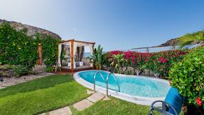 2 piscinas al aire libre, cabañas de piscina gratuitas, sombrillas