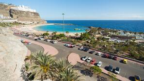 Ubicación cercana a la playa, arena blanca y 20 bares en la playa