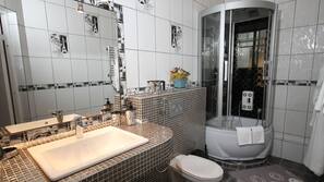 Zimmersafe, Schreibtisch, schallisolierte Zimmer, Bügeleisen/Bügelbrett