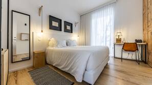 In-room safe, desk, free WiFi