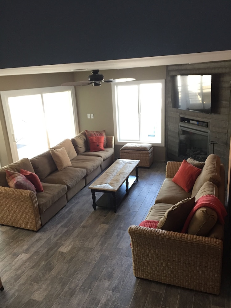 Beach Block Townhouse with NEW Everything and Sea Views