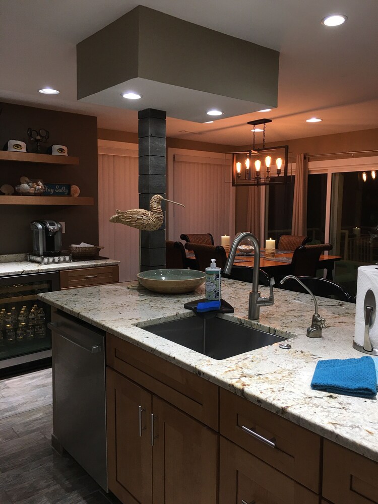 Beach Block Townhouse with NEW Everything and Sea Views