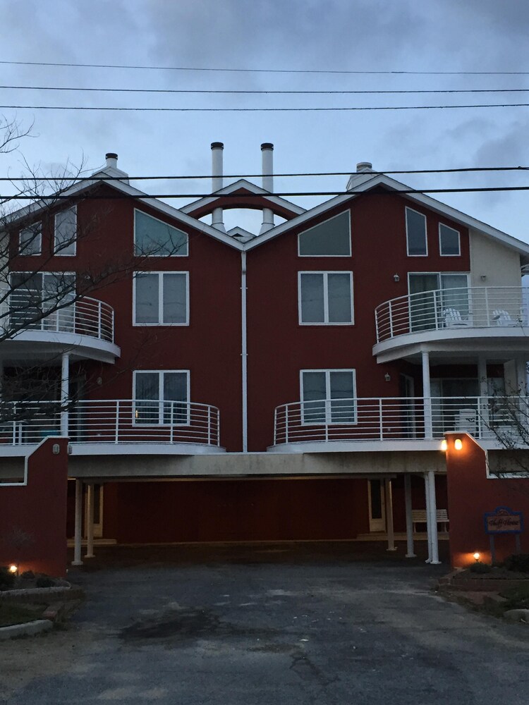 Beach Block Townhouse with NEW Everything and Sea Views