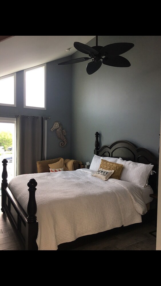 Beach Block Townhouse with NEW Everything and Sea Views