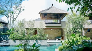 3 outdoor pools, free pool cabanas