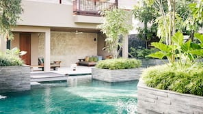 3 outdoor pools, free pool cabanas