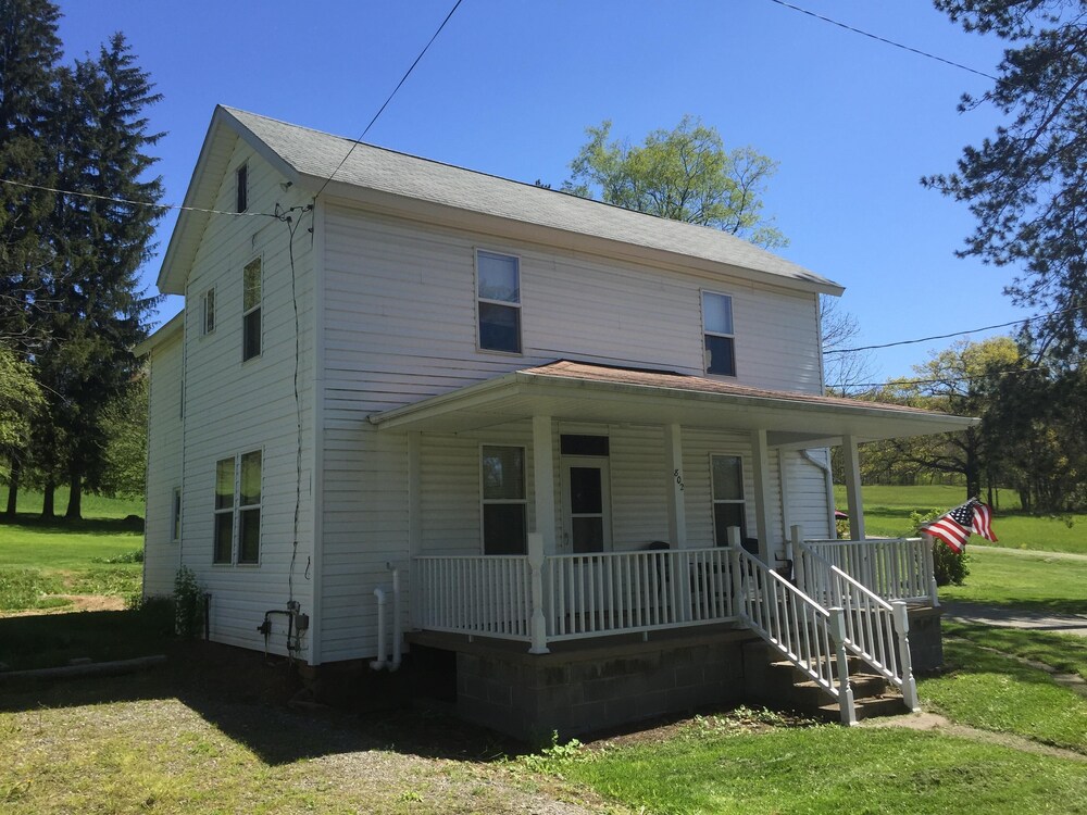 Classic Farmhouse. Sleeps 7.  One mile from 7 Springs Ski Resort!