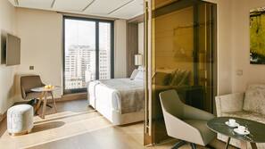 Minibar, caja fuerte, escritorio y cortinas opacas
