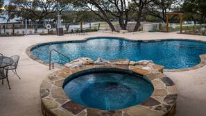 Una piscina al aire libre (de 10:00 a 22:00), tumbonas