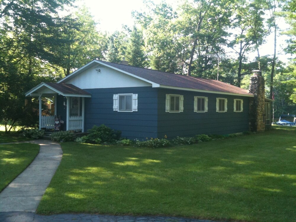 Crivitz Area Cottage on Pristine Sandstone Flowage of the Peshtigo
