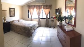 Premium bedding, desk, iron/ironing board, free WiFi