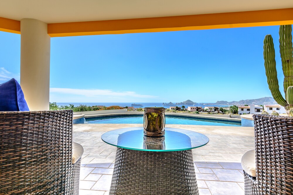 Amazing Views! A great escape just minutes from downtown Cabo! Free use