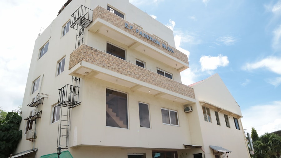 Candice Lucy Hotel