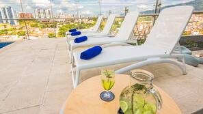 Una piscina al aire libre (de 10:00 a 21:00), sombrillas, tumbonas